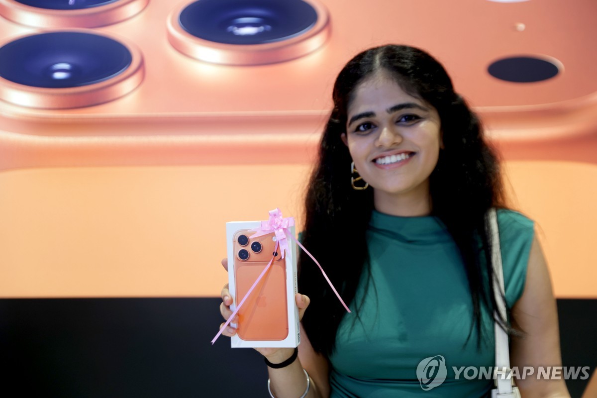 지잔 9월 19일(현지시간) 인도 콜카타에서 열린 애플 신제품 출시 행사에서 한 소비자가 아이폰17 프로 제품을 들어보이고 있다. [EPA=연합뉴스 자료사진]