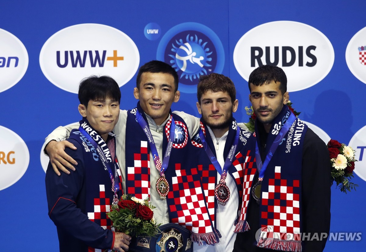 세계선수권대회 은메달 딴 정한재(왼쪽)