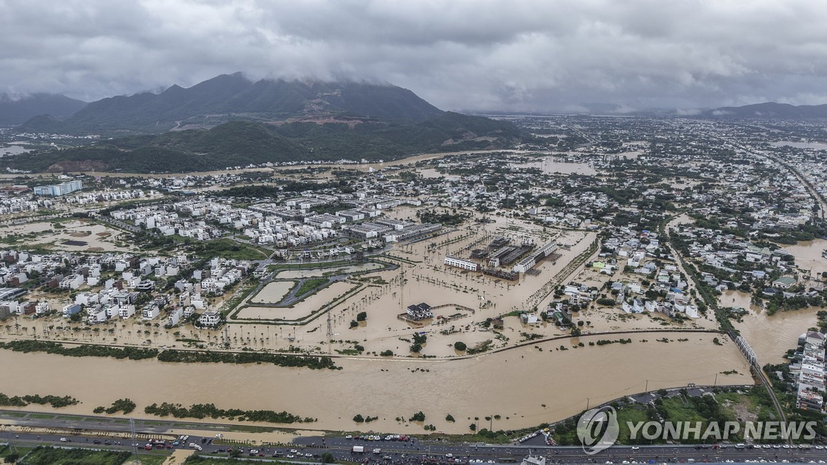 홍수로 물에 잠긴 베트남 냐짱