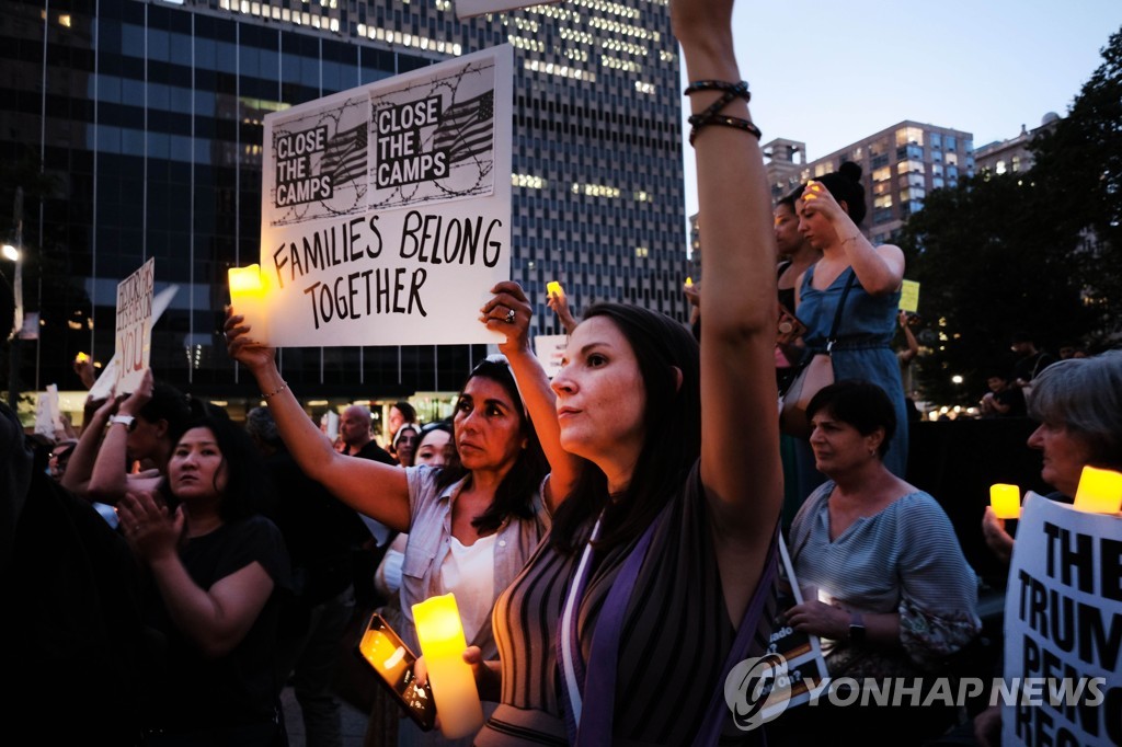 미 뉴욕서 불법 이민자 단속에 항의하는 시민들 [AFP=연합뉴스] 