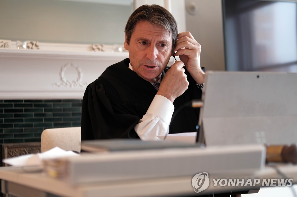 지난 2020년 4월 아파트에서 원격으로 일하는 폴 맥도널 뉴욕시 형사법원 판사