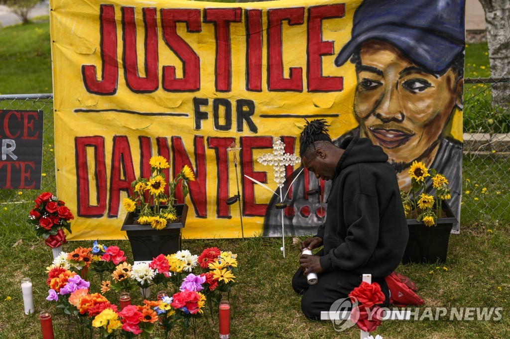 지난 4월 미국 미네소타주에서 교통단속 중 경찰 총격으로 숨진 흑인 청년 단테 라이트를 추모하는 시민