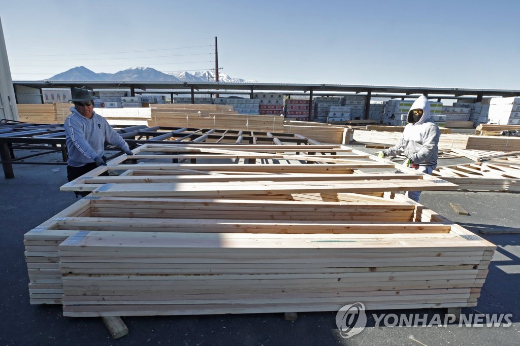 미국 유타주에서 주택 건축용 목재 제품을 정리하는 근로자들