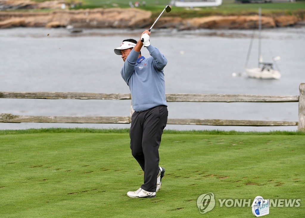 In this Getty Image photo moved by AFP, South Korean golfer Choi Kyoung-ju hits his tee shot on the seventh hole at the Pebble Beach Golf Links during the Final round of the PURE Insurance Championship in Pebble Beach, California, on Sept. 26, 2021. (Yonhap)