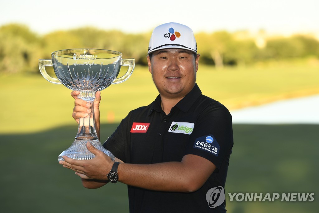 In this Getty Images photo, Im Sung-jae of South Korea holds the trophy after winning Shriners Children's Open at TPC Summerlin in Las Vegas on Oct. 10, 2021. (Yonhap)