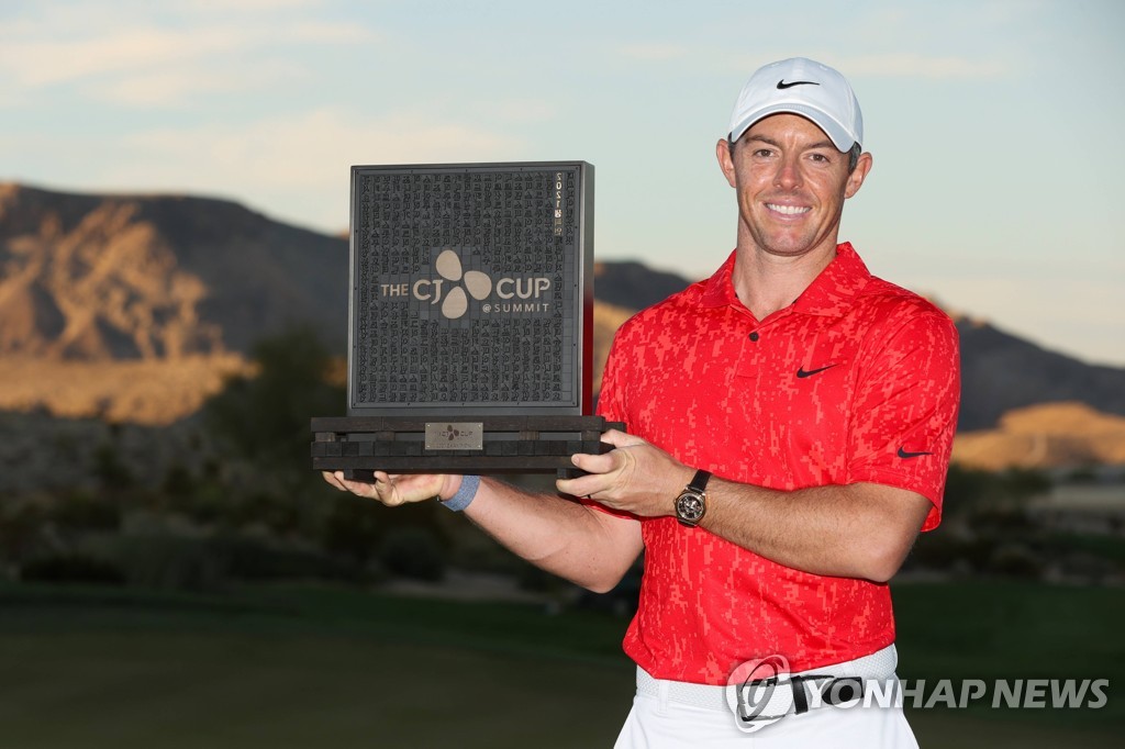 In this Getty Images file photo from Oct. 17, 2021, Rory McIlroy of Northern Ireland holds the champion's trophy after winning the CJ Cup@Summit at The Summit Club in Las Vegas. (Yonhap)