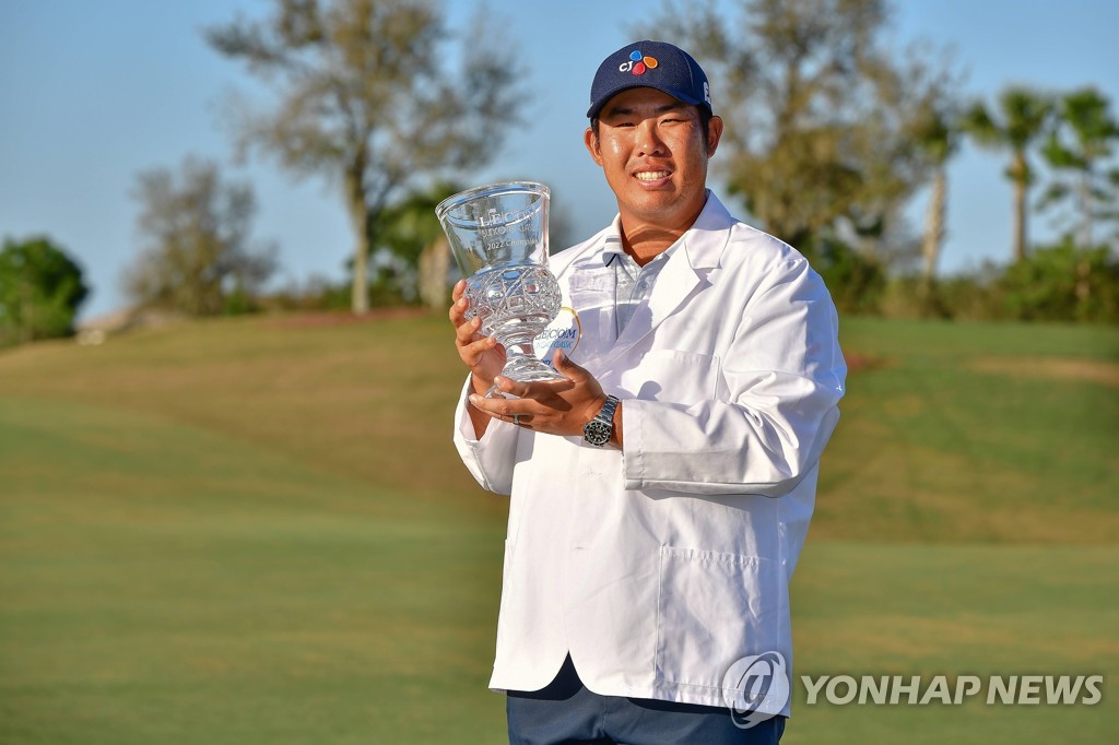 In this Getty Images file photo from Feb. 20, 2022, An Byeong-hun of South Korea holds the trophy after winning the LECOM Suncoast Classic on the Korn Ferry Tour at Lakewood National Golf Club Commander in Lakewood Ranch, Florida. (Yonhap)