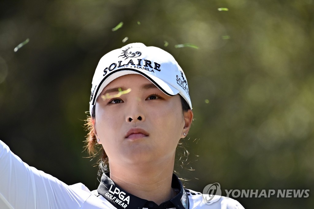 In this Getty Images photo, Ko Jin-young of South Korea tosses grass to gauge the wind direction during the second round of the JTBC Classic at Aviara Golf Club in Carlsbad, California, on March 25, 2022. (Yonhap)