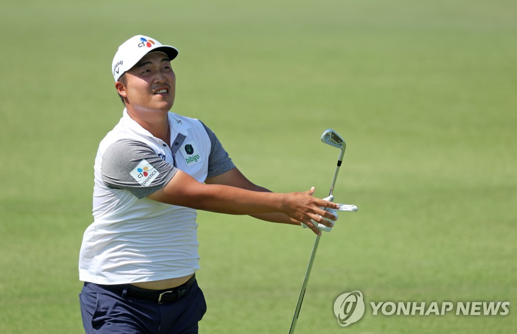 In this Getty Images photo, Lee Kyoung-hoon of South Korea watches his shot on the 16th hole during the final round of the AT&T Byron Nelson at TPC Craig Ranch in McKinney, Texas, on May 15, 2022. (Yonhap)
