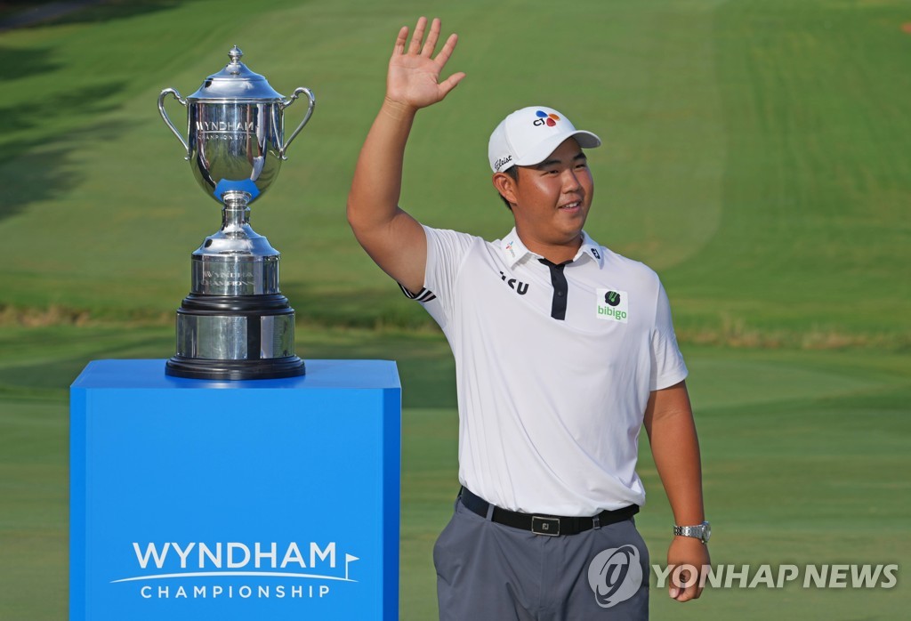 In this Getty Images photo, Kim Joo-hyung of South Korea waves to the crowd during his victory ceremony after winning the Wyndham Championship at Sedgefield Country Club in Greensboro, North Carolina, on Aug. 7, 2022. (Yonhap)
