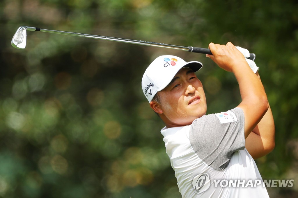 In this Getty Images file photo from Aug. 26, 2022, Lee Kyoung-hoon of South Korea watches his tee shot on the second hole during the second round of the Tour Championship at East Lake Golf Club in Atlanta. (Yonhap)