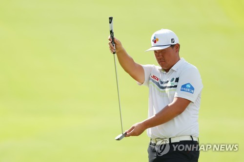 In this Getty Images photo, Im Sung-jae of South Korea lines up a bogey putt on the 14th green during the final round of the Tour Championship at East Lake Golf Club in Atlanta on Aug. 28, 2022. (Yonhap)