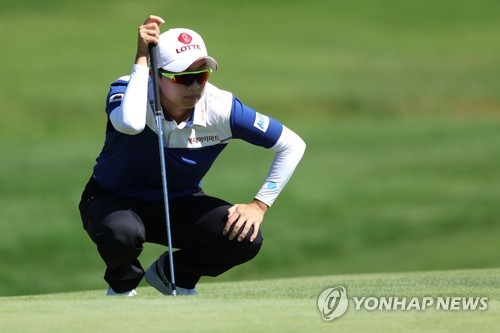 9번 홀 그린 살피는 김효주