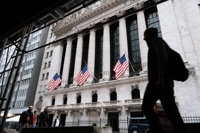 NYSE 거래소 앞에 사람들이 지나다니는 모습