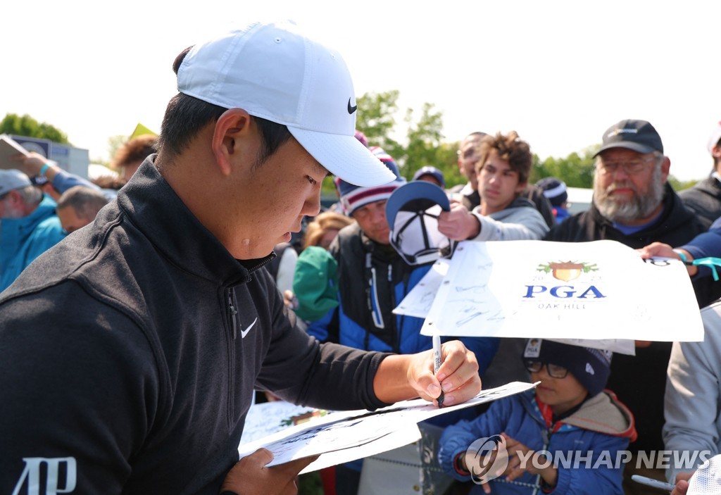 In this Getty Images photo, Kim Joo-hyung of South Korea signs autographs for fans during a practice round for the PGA Championship on the East Course at Oak Hill Country Club in Pittsford, New York, on May 17, 2023. (Yonhap)