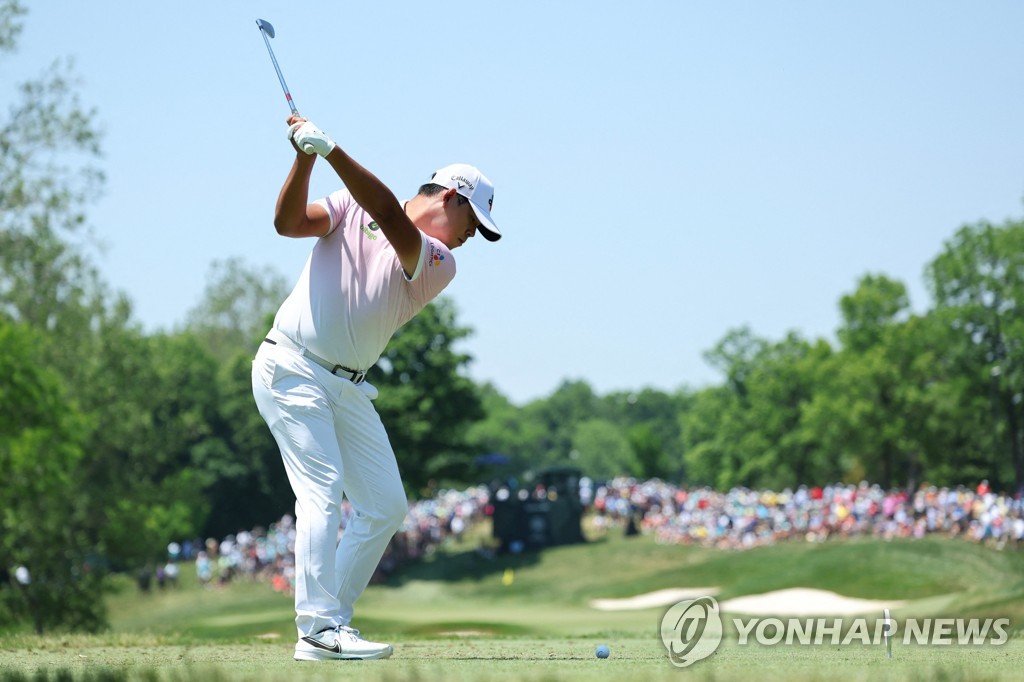 In this Getty Images photo, Kim Si-woo of South Korea hits a tee shot on the fourth hole during the final round of the Memorial Tournament at Muirfield Village Golf Club in Dublin, Ohio, on June 4, 2023. (Yonhap)