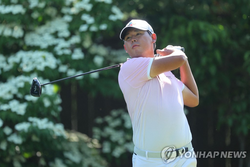 In this Getty Images photo, Kim Si-woo of South Korea tees off on the 13th hole during the final round of the Memorial Tournament at Muirfield Village Golf Club in Dublin, Ohio, on June 4, 2023. (Yonhap)