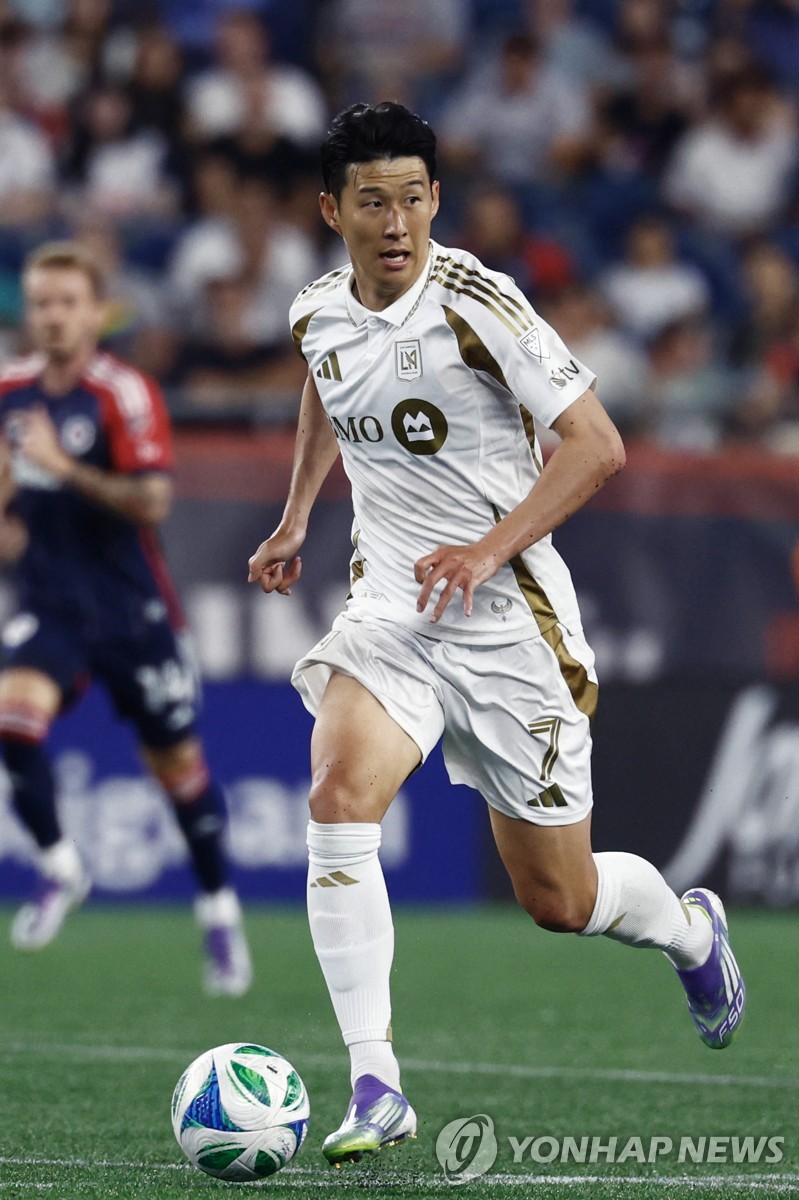 손흥민, MLS 데뷔골 직전! 체룬돌로 감독 극찬: '지능, 경험, 기술, 체력 완벽한 선수'