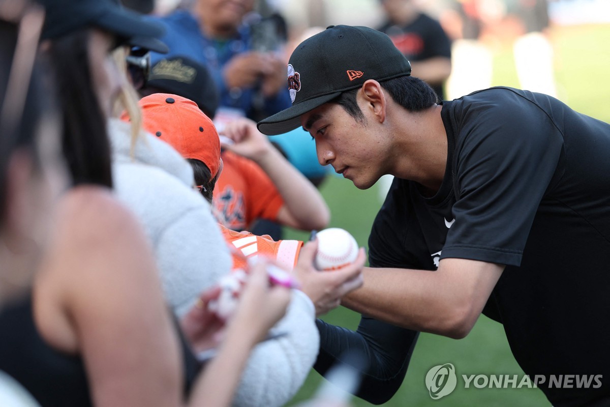 13일 경기 시작 전 팬들에게 사인해주는 이정후