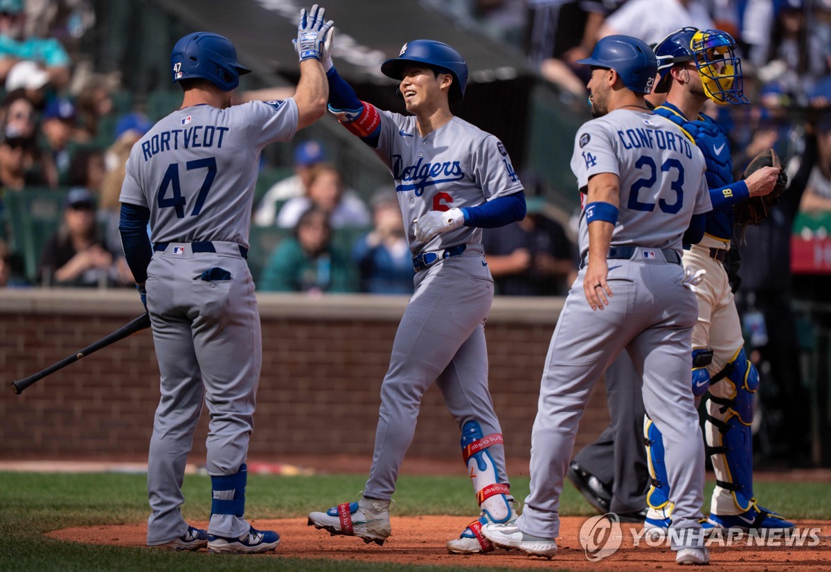 홈런을 치고 기뻐하는 김혜성(가운데)
