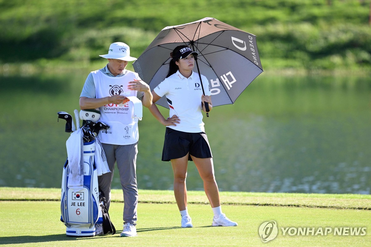 이정은(오른쪽)