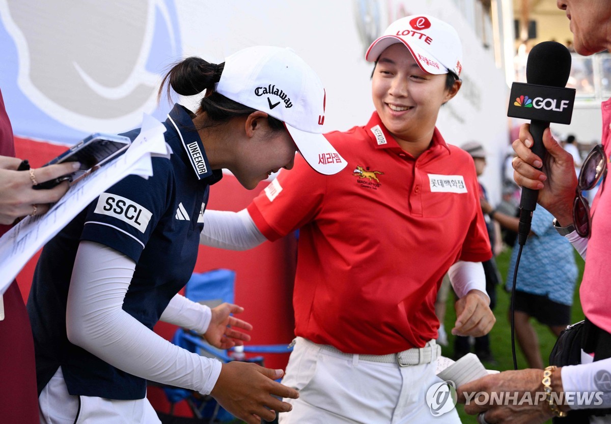 우승 후 김효주(오른쪽)의 축하 받는 황유민