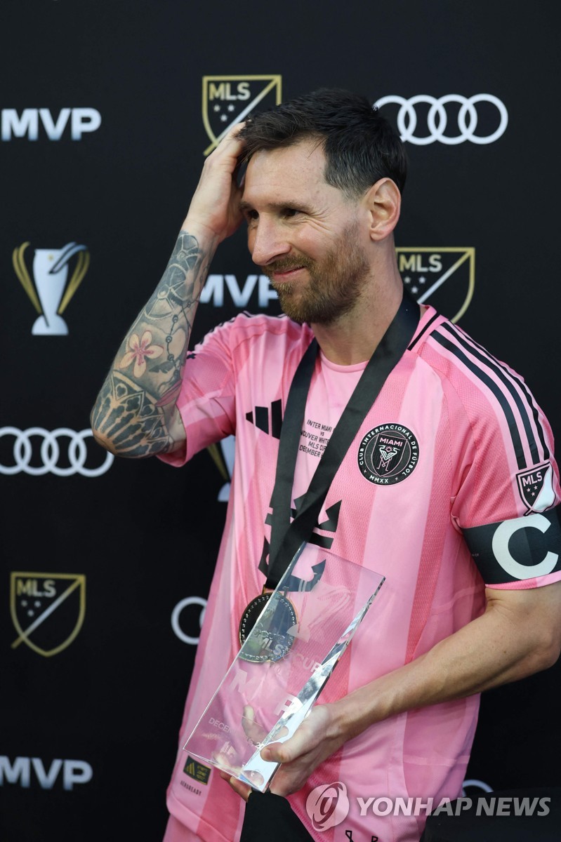 MVP 트로피 든 리오넬 메시