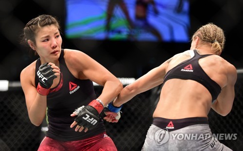 UFC '불주먹' 김지연 '챔피언 언니' 셰프첸코에 판정패