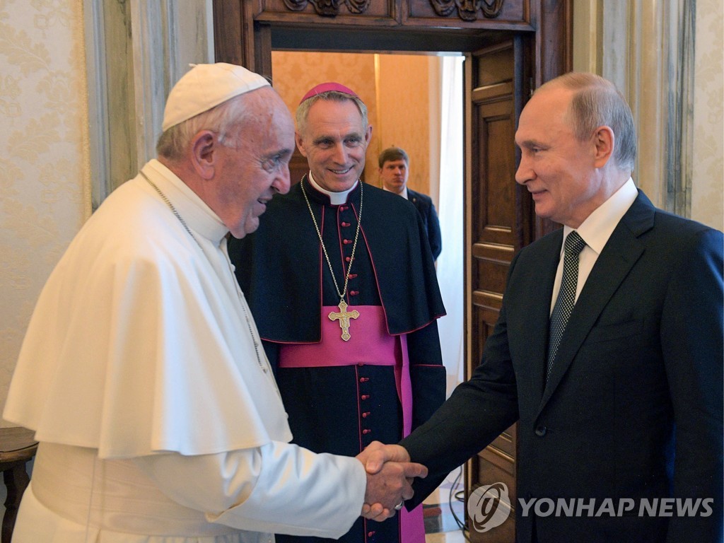 2019년 4월 바티칸을 방문한 푸틴 러시아 대통령과 인사하는 프란치스코 교황
