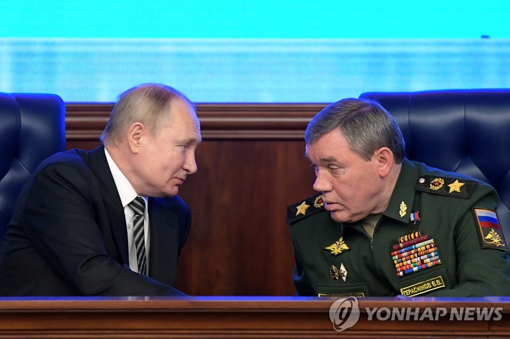 게라시모프 총참모장과 대화 중인 푸틴 대통령(왼쪽)