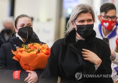 러시아에 도착해 공항서 꽃다발 받고 이동하는 발리예바 