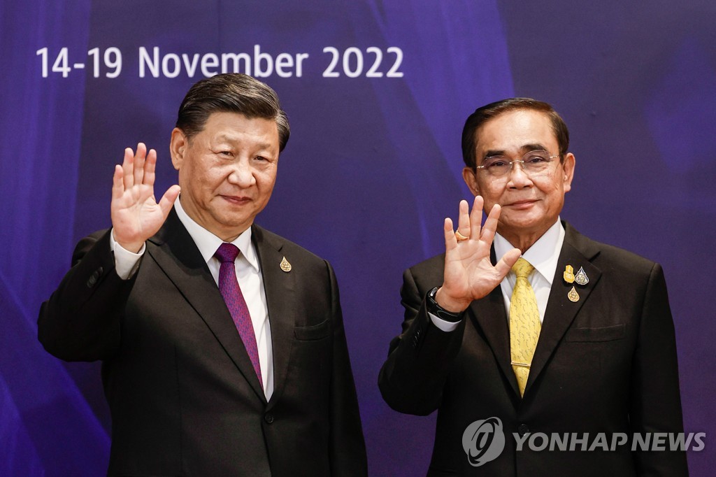 시진핑 중국 주석(왼쪽)과 쁘라윳 짠오차 태국 총리