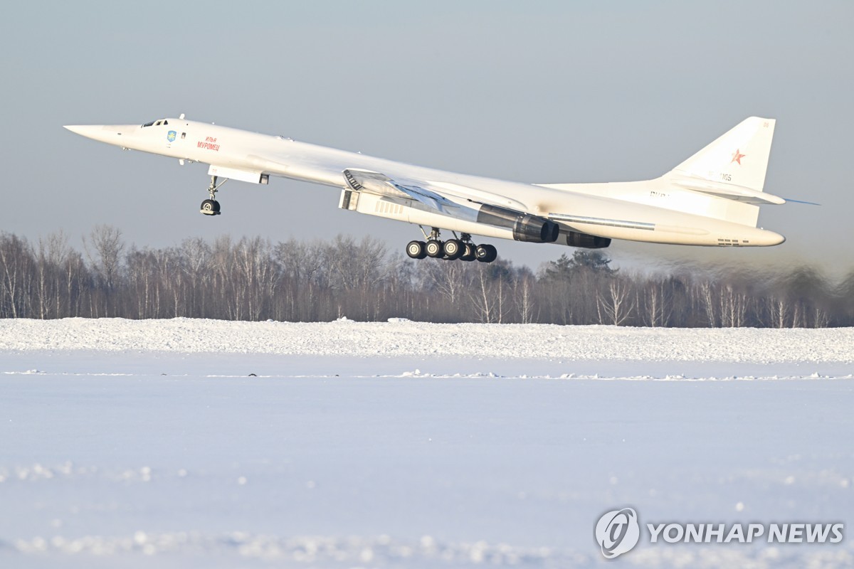 푸틴 탑승한 Tu-160M 이륙