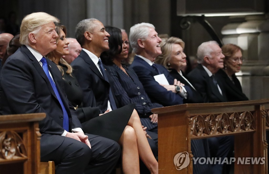 조지 H.W 부시 전 대통령 장례식에서 조우한 전현직 대통령 