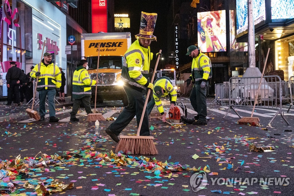 뉴욕 타임스스퀘어 신년 행사후 바닥을 청소하는 환경미화원들