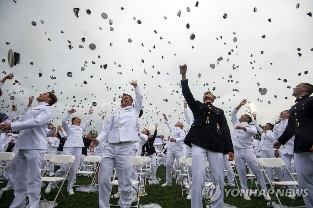 ′모자 던지며 자축′…미 애나폴리스 해군사관학교 졸업식