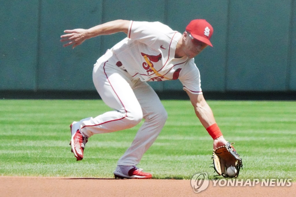 In this UPI file photo from July 16, 2022, St. Louis Cardinals second baseman Tommy Edman fields a groundball off the bat of Kyle Farmer of the Cincinnati Reds during the top of the first inning of a Major League Baseball regular season game at Busch Stadium in St. Louis. (Yonhap)