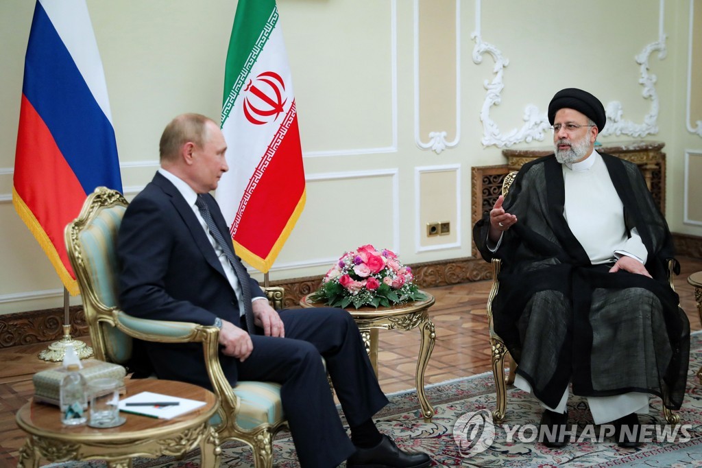 지난달 19일 테헤란에서 만난 블라디미르 푸틴 러시아 대통령(왼)과 에브라힘 라이시 이란 대통령
