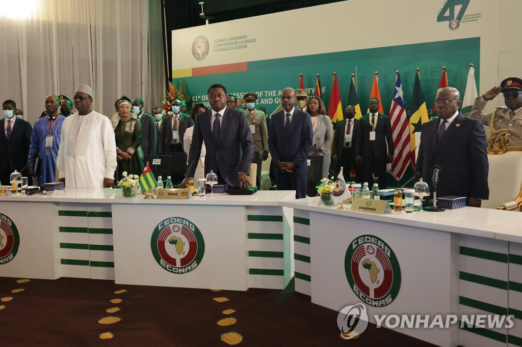 지난 7월 가나 아크라에서 회의하는 ECOWAS 회원국 정상들