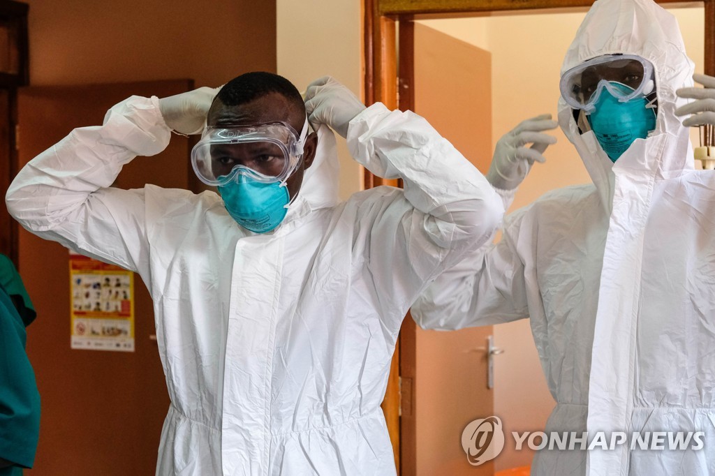 지난 20일 우간다 엔테베 병원에서 보호장구를 착용하는 의사들