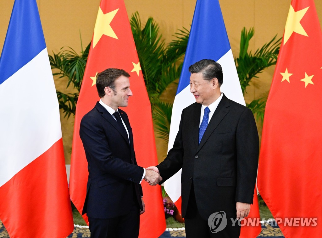 악수하는 프랑스 중국 정상