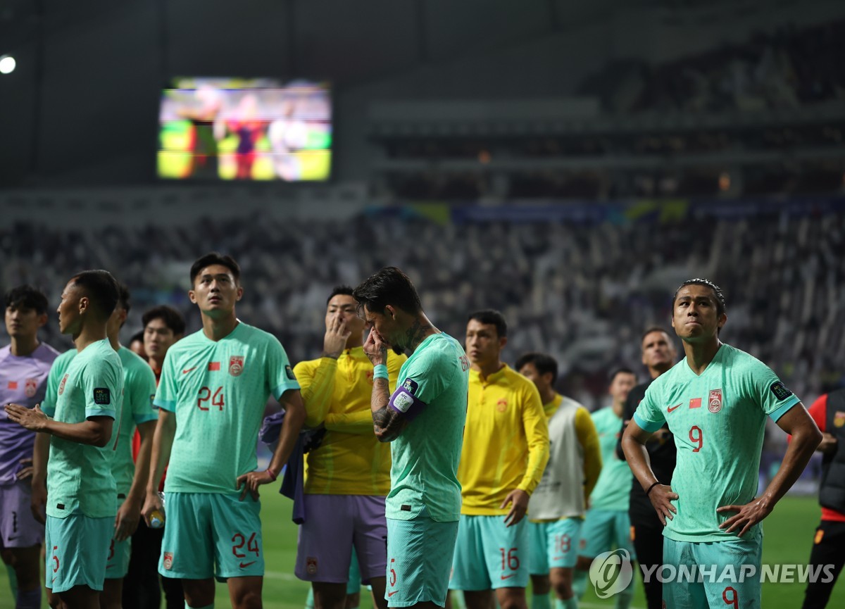 침통한 표정의 중국 축구대표팀 선수들
