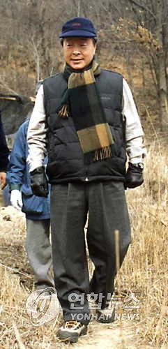 2000년 2월 산행 중인 김영삼