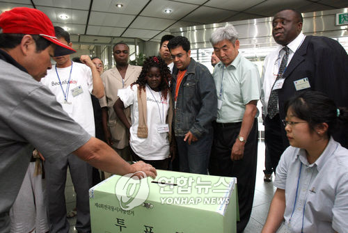 외국인에 첫 투표권 주어진 2006년 지방선거 당시 외국인 투표 참관 모습