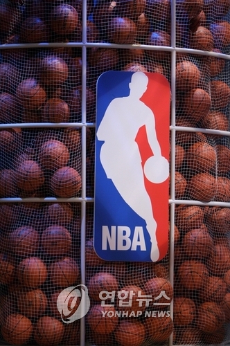 웨스트의 현역 시절 경기 모습에 기반을 둔 NBA 로고.