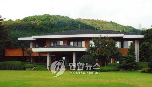 '호화 논란' 부산시장 관사, 2층 제외 전면 개방