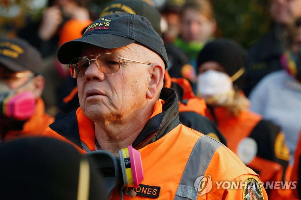 미국 캘리포니아주 파라다이스 지역에서 산불로 인한 수색·구조 작업에 앞서 브리핑을 듣는 소방관의 모습. [로이터=연합뉴스]