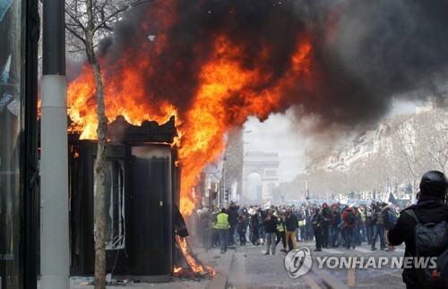 佛 노란조끼 집회 또 폭력사태…샹젤리제 방화·약탈 잇따라