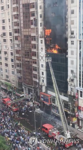 방글라데시 수도 고층건물서 화재…"5명 이상 사망"(종합)