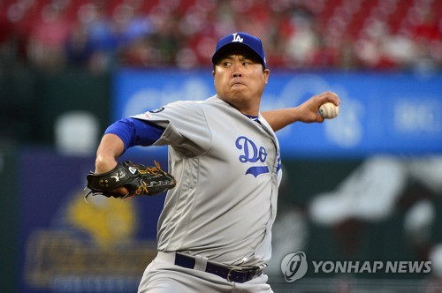 Dodgers' Ryu strains left groin against Cardinals